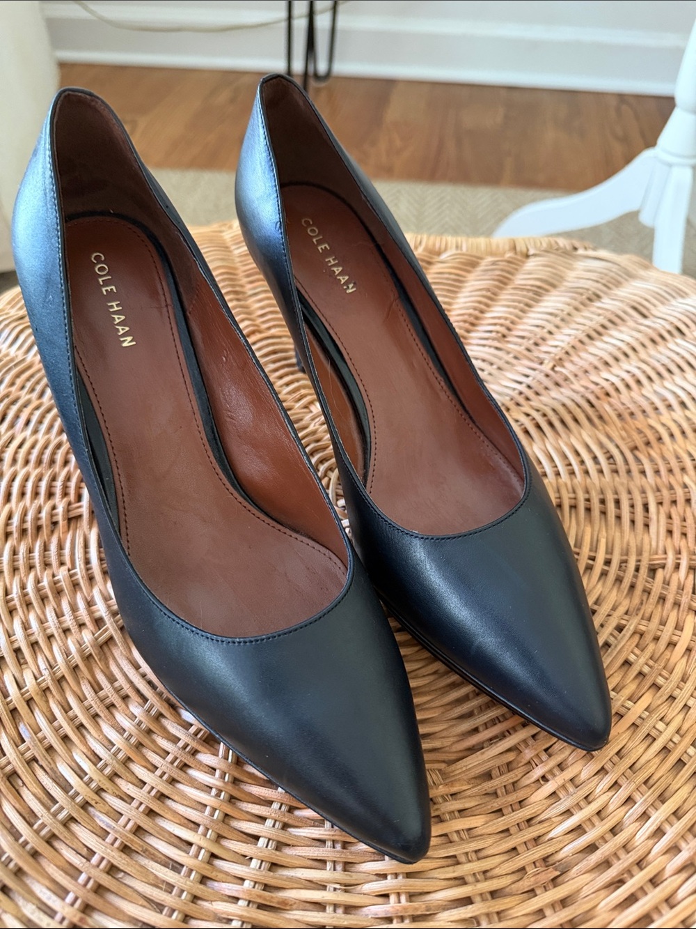 EUC Cole Haan Black Pointed-Toe Leather Pumps Size 8.5